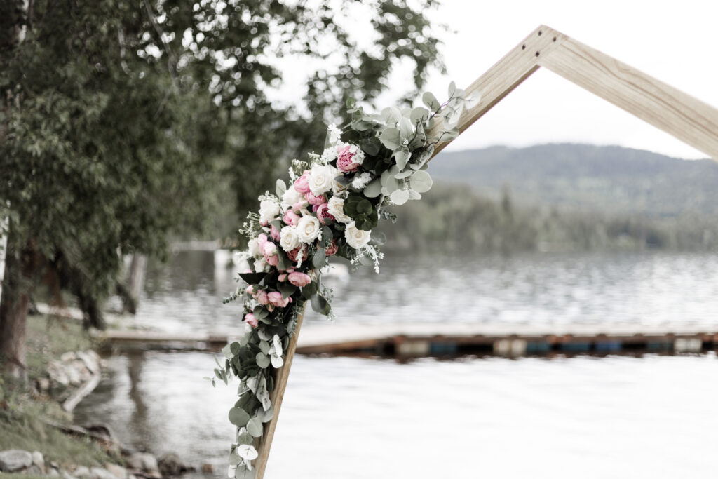 An upclose of the flowers on the altar at this canim lake wedding