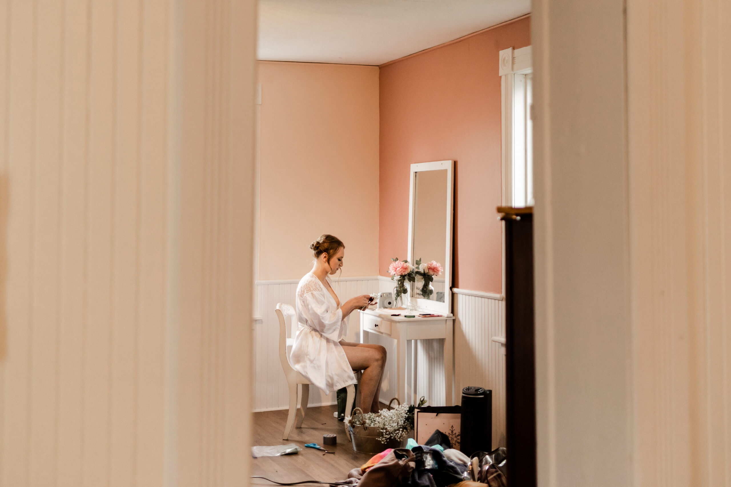 The bride putting together boutonnieres at this Estate 248 wedding in Langley, British Columbia