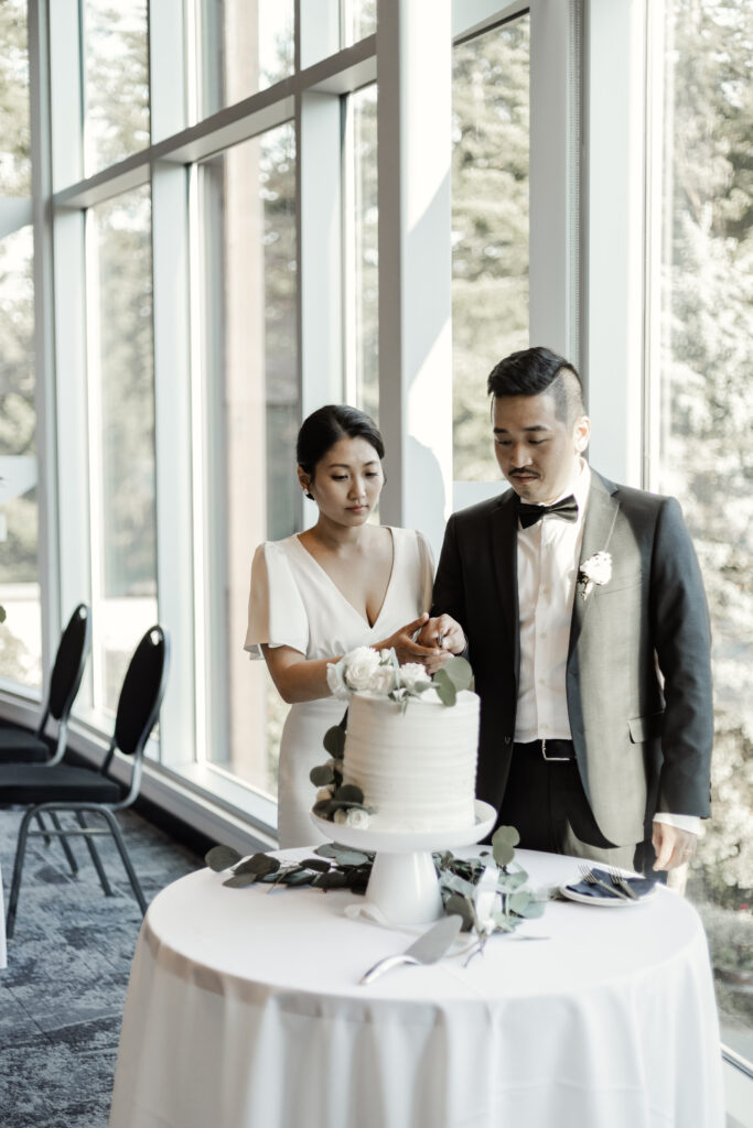 bride and groom cut the cake at this Olympic View Golf Club wedding