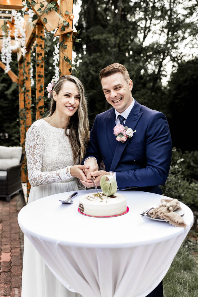 Bride and groom cut the cake together at this Whytecliff Park elopement